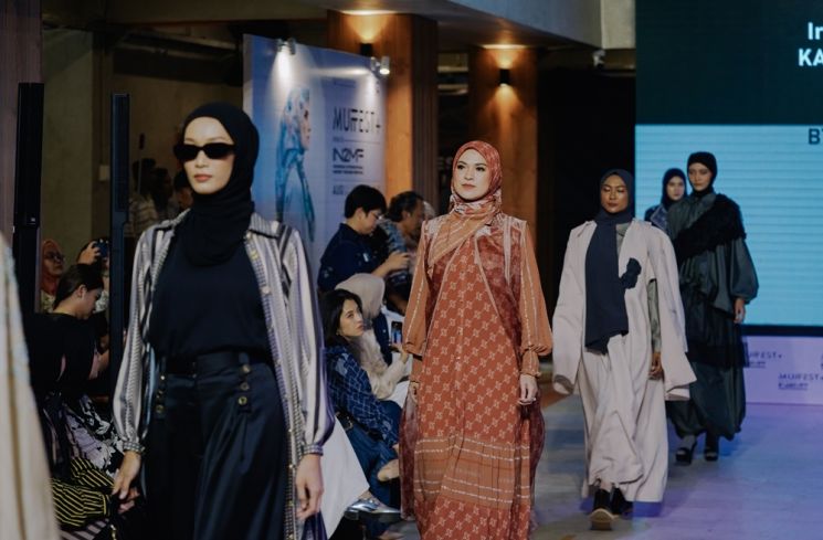 Busana Muslim Indonesia 2025: Tren Modest Fashion, Inovasi Desain, dan Dominasi Pasar Global