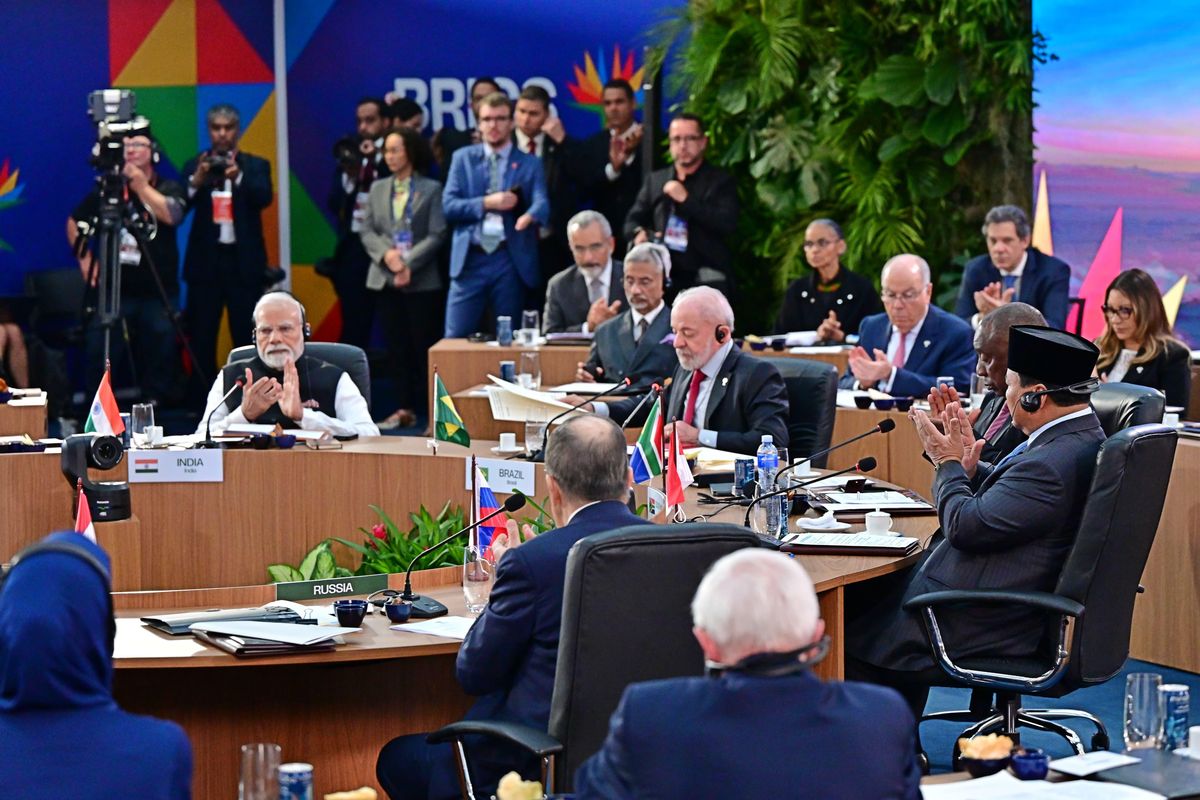 Politik Luar Negeri Indonesia 2025: Diplomasi Global, Tantangan Geopolitik, dan Peran di ASEAN